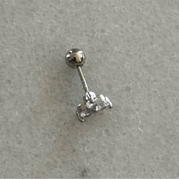 Sterling Silver Crystal Flower 3 Prong Cartilage Earring 

Brand New - Picture 3 of 4